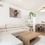 Family In Center With Air Conditioning And View By Renters *