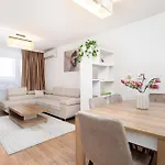 Family In Center With Air Conditioning And View By Renters
