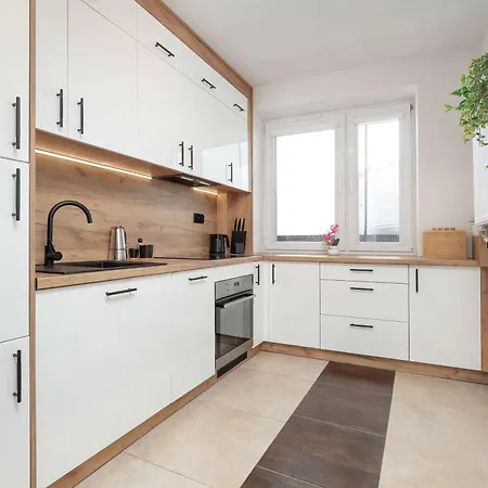 Family In Center With Air Conditioning And View By Renters *