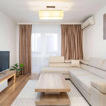 Family In Center With Air Conditioning And View By Renters