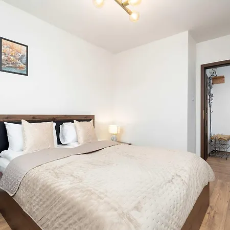 Family In Center With Air Conditioning And View By Renters 公寓
