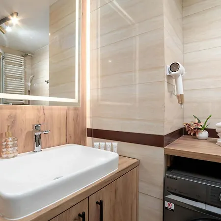Family In Center With Air Conditioning And View By Renters