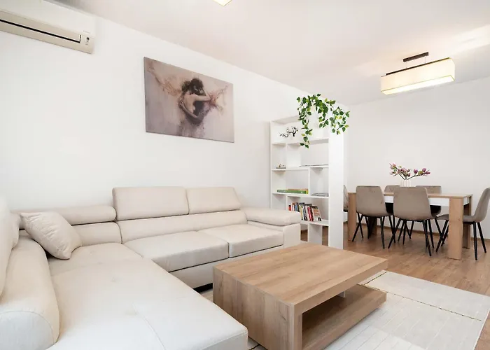 Family In Center With Air Conditioning And View By Renters *