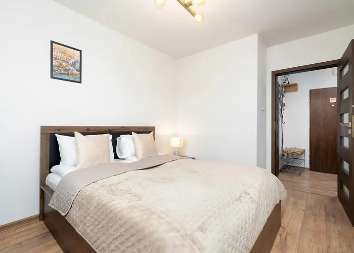 Family In Center With Air Conditioning And View By Renters Appartement