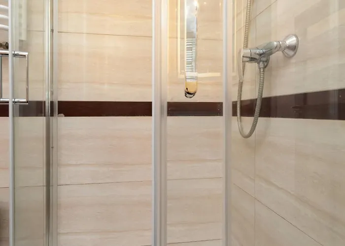 Family In Center With Air Conditioning And View By Renters *